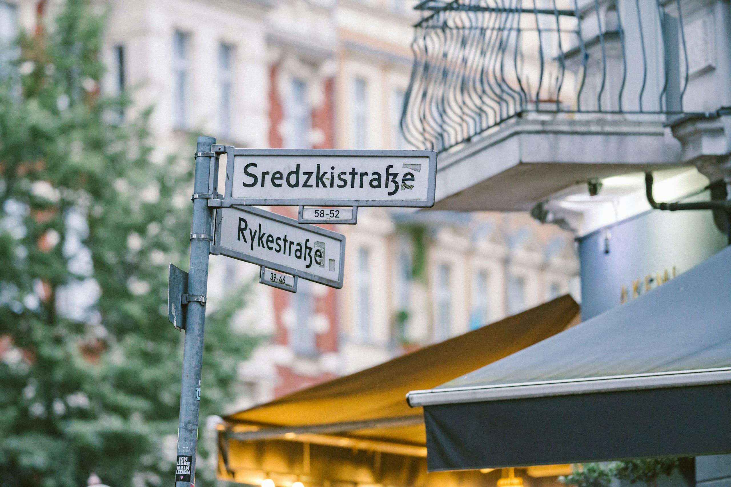 Street signs at the corner of Sredzkistraße and Rykestraße in Prenzlauer Berg