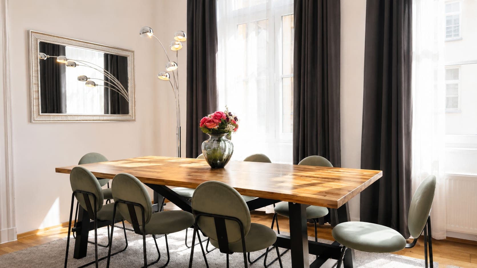 Dining area in Brückenstraße, 1.OG, photograph 1 of 3