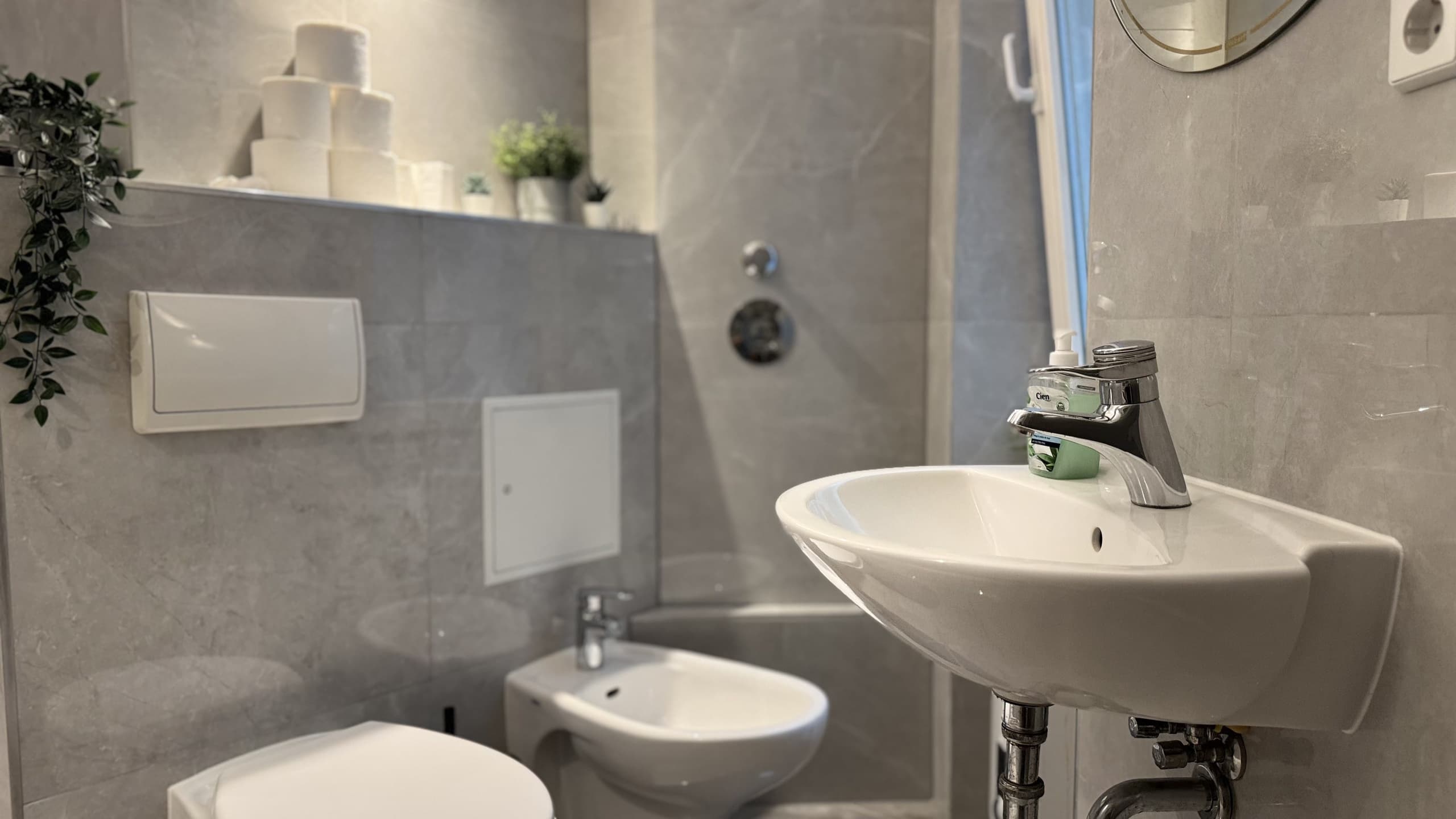 Bathroom in Brückenstraße, 1.OG, photograph 1 of 6