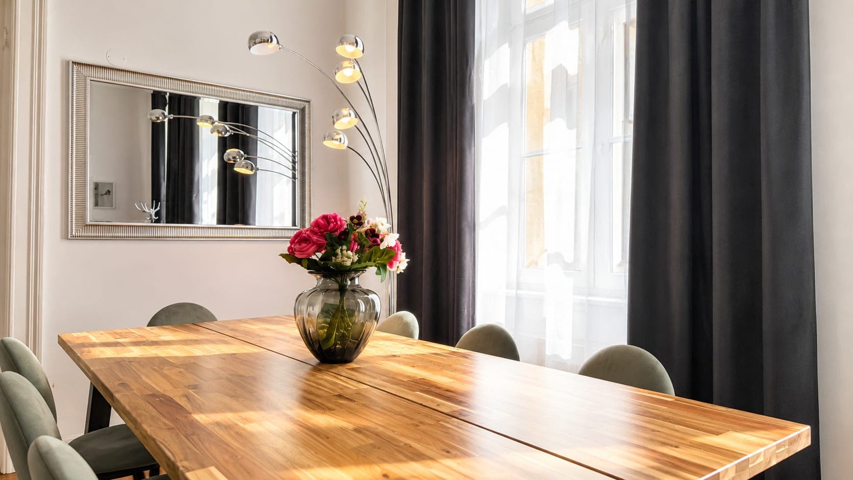 Dining area in Brückenstraße, 1.OG, photograph 2 of 3