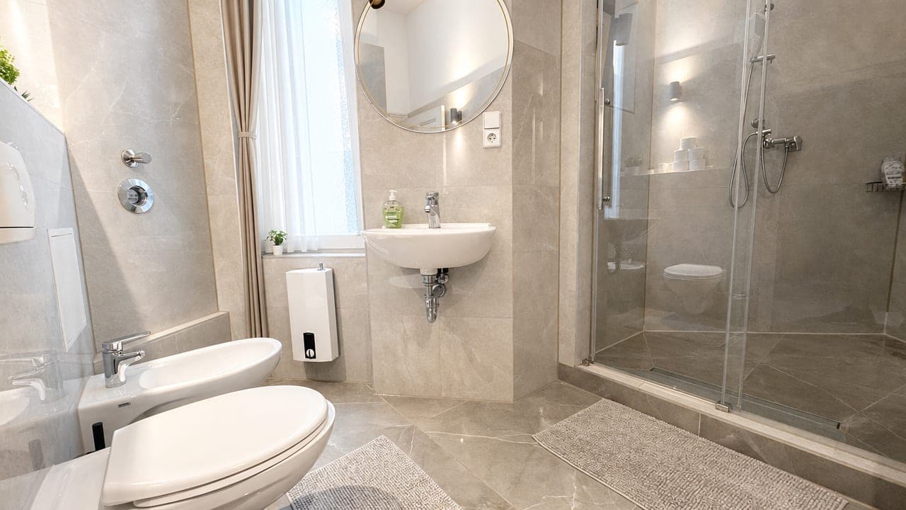 Bathroom in Brückenstraße, 1.OG, photograph 2 of 6