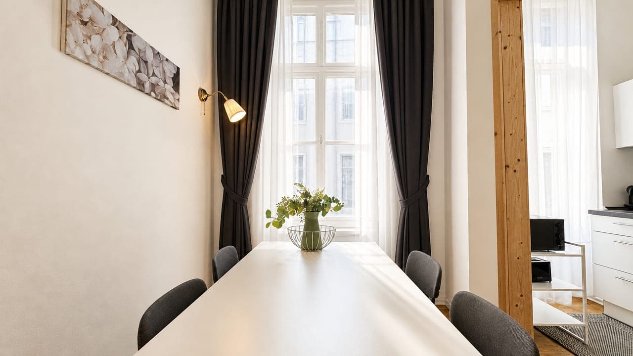 Dining area in Brückenstraße, 1.OG, photograph 3 of 3