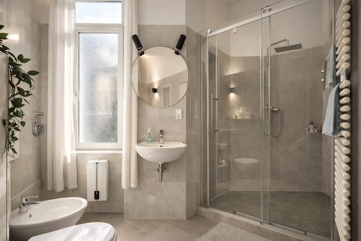 Bathroom in Brückenstraße, 1.OG, photograph 3 of 6