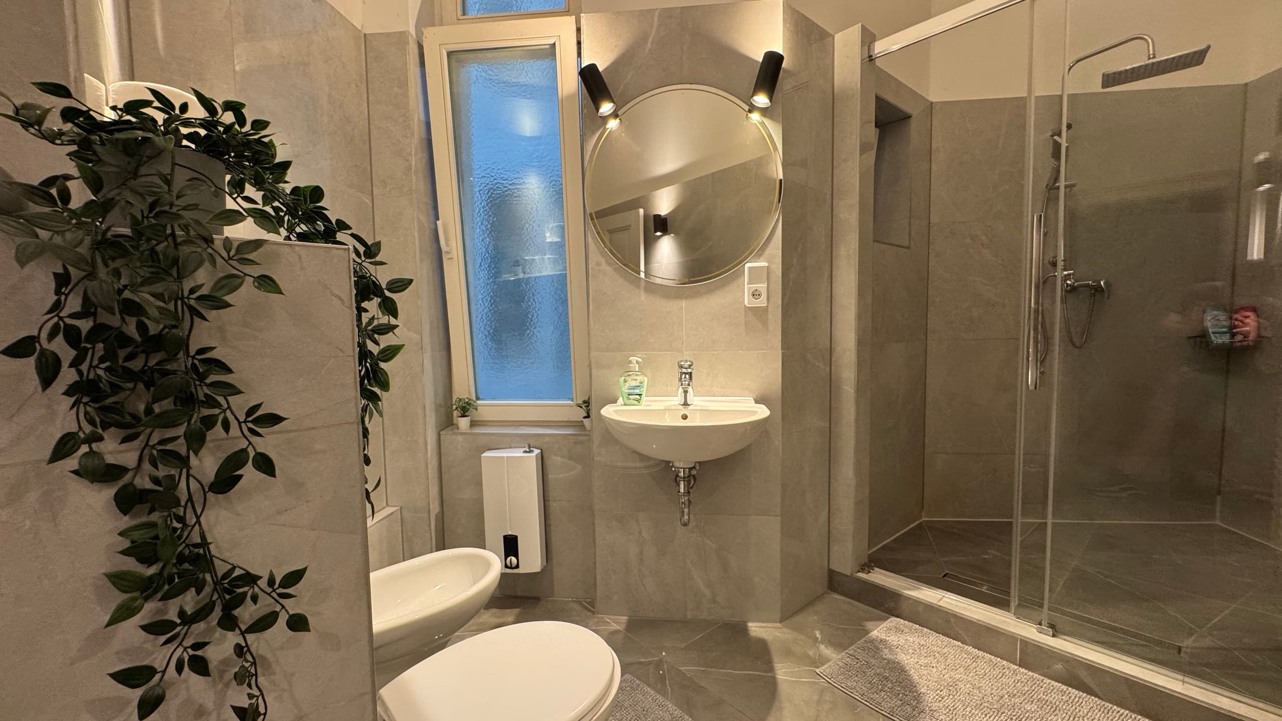 Bathroom in Brückenstraße, 1.OG, photograph 6 of 6