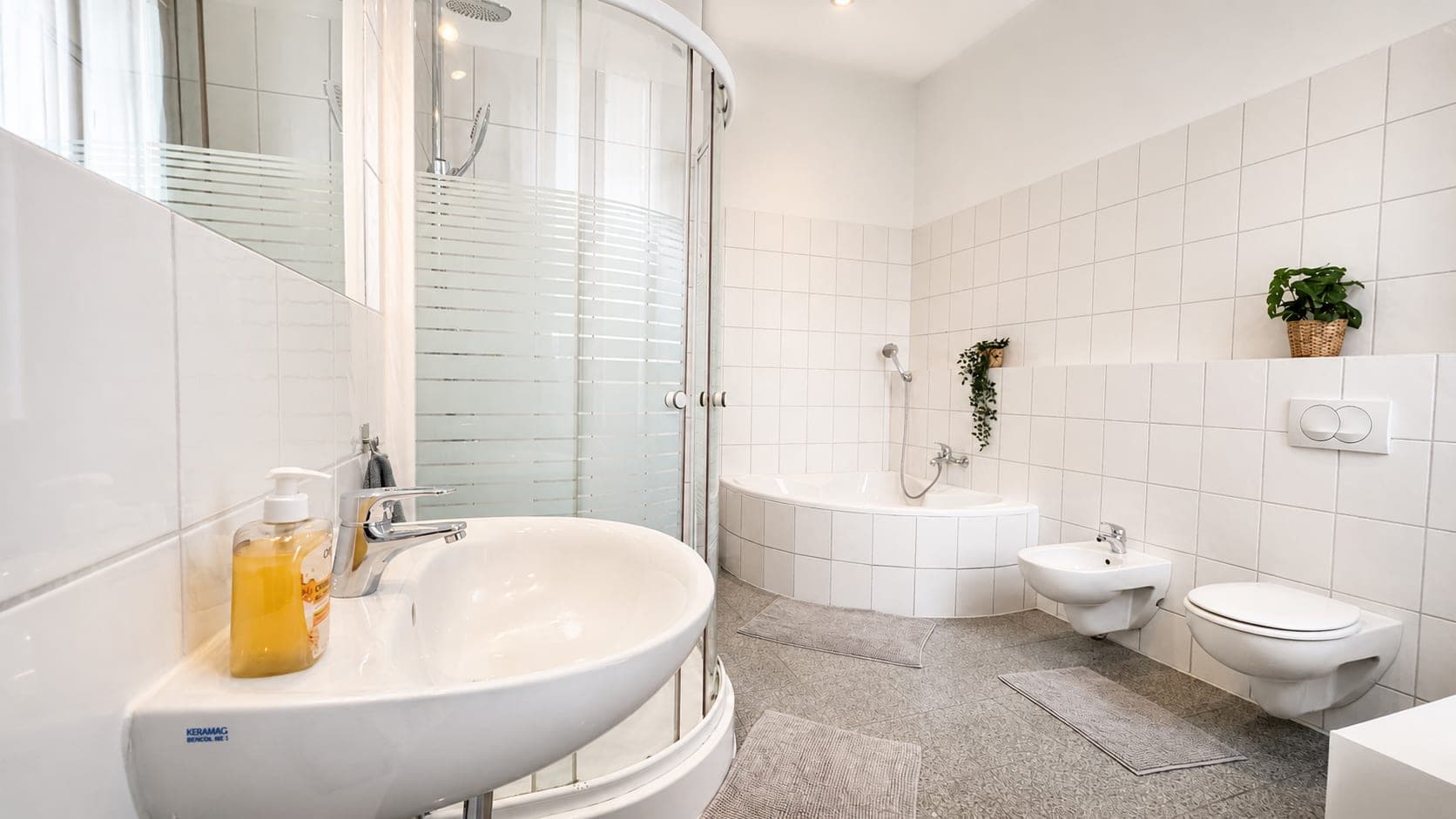 Bathroom in Brückenstraße, 3.OG, photograph 1 of 3