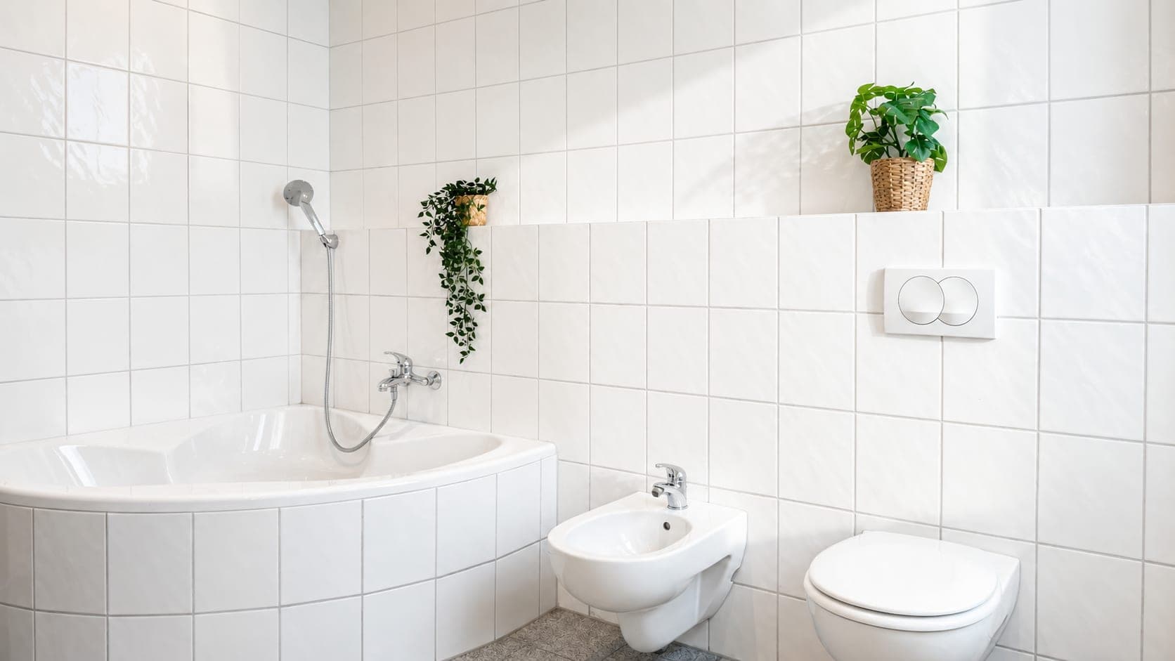 Bathroom in Brückenstraße, 3.OG, photograph 2 of 3