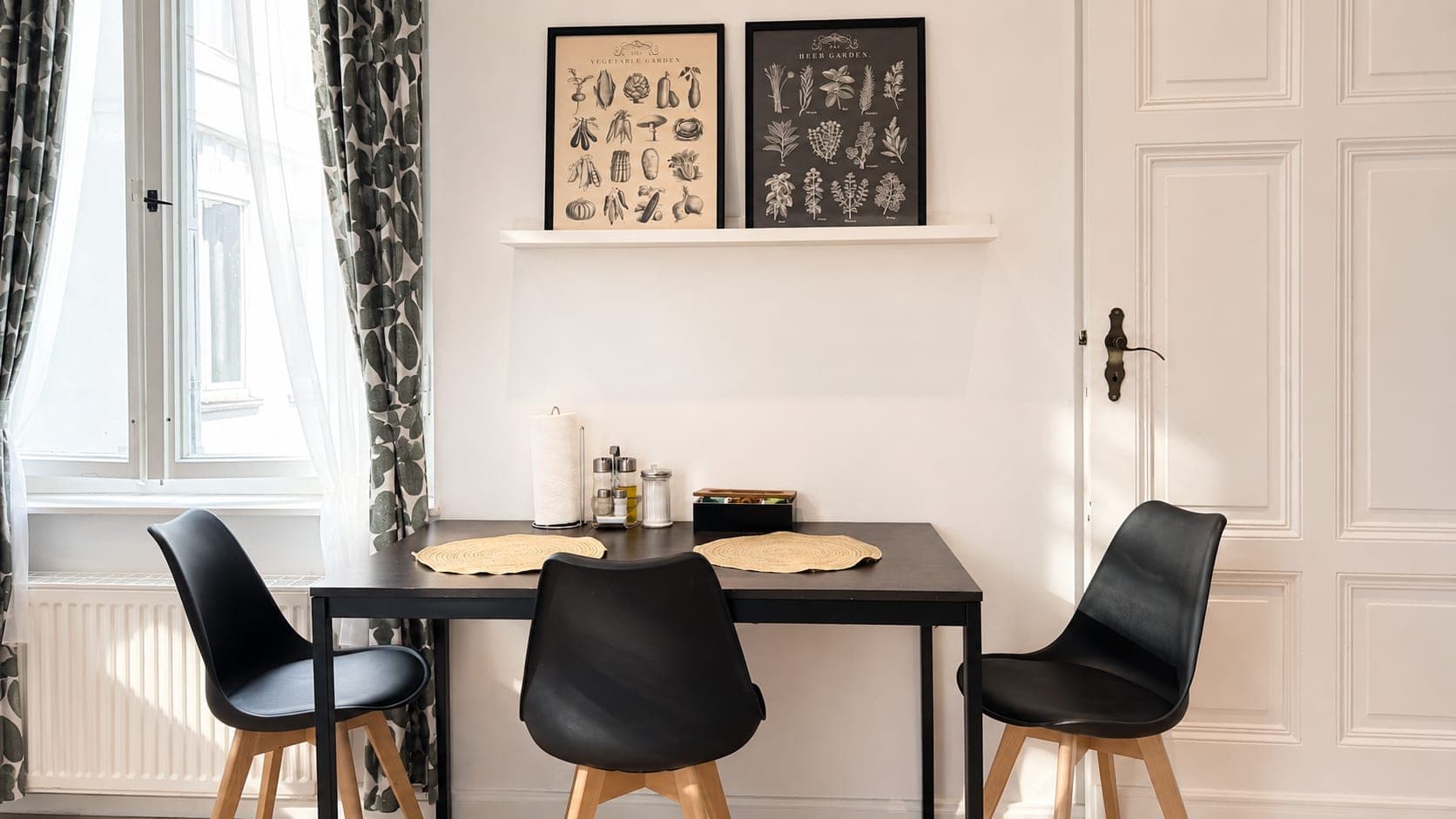 Dining area in Brückenstraße, 3.OG, photograph 3 of 5