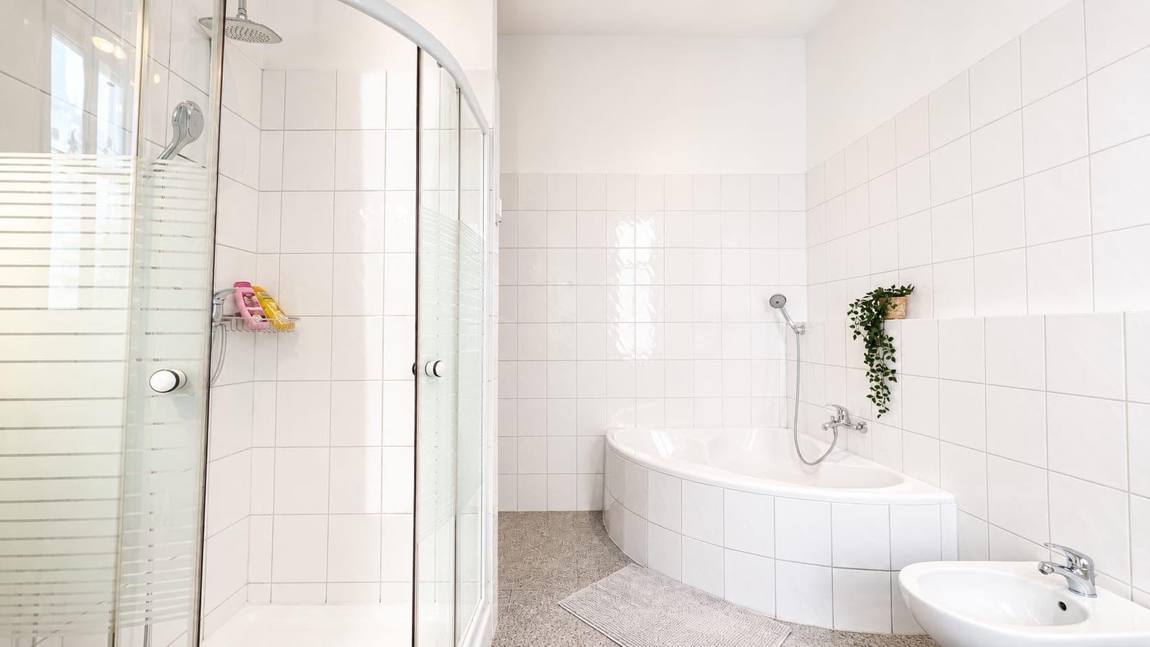 Bathroom in Brückenstraße, 3.OG, photograph 3 of 3
