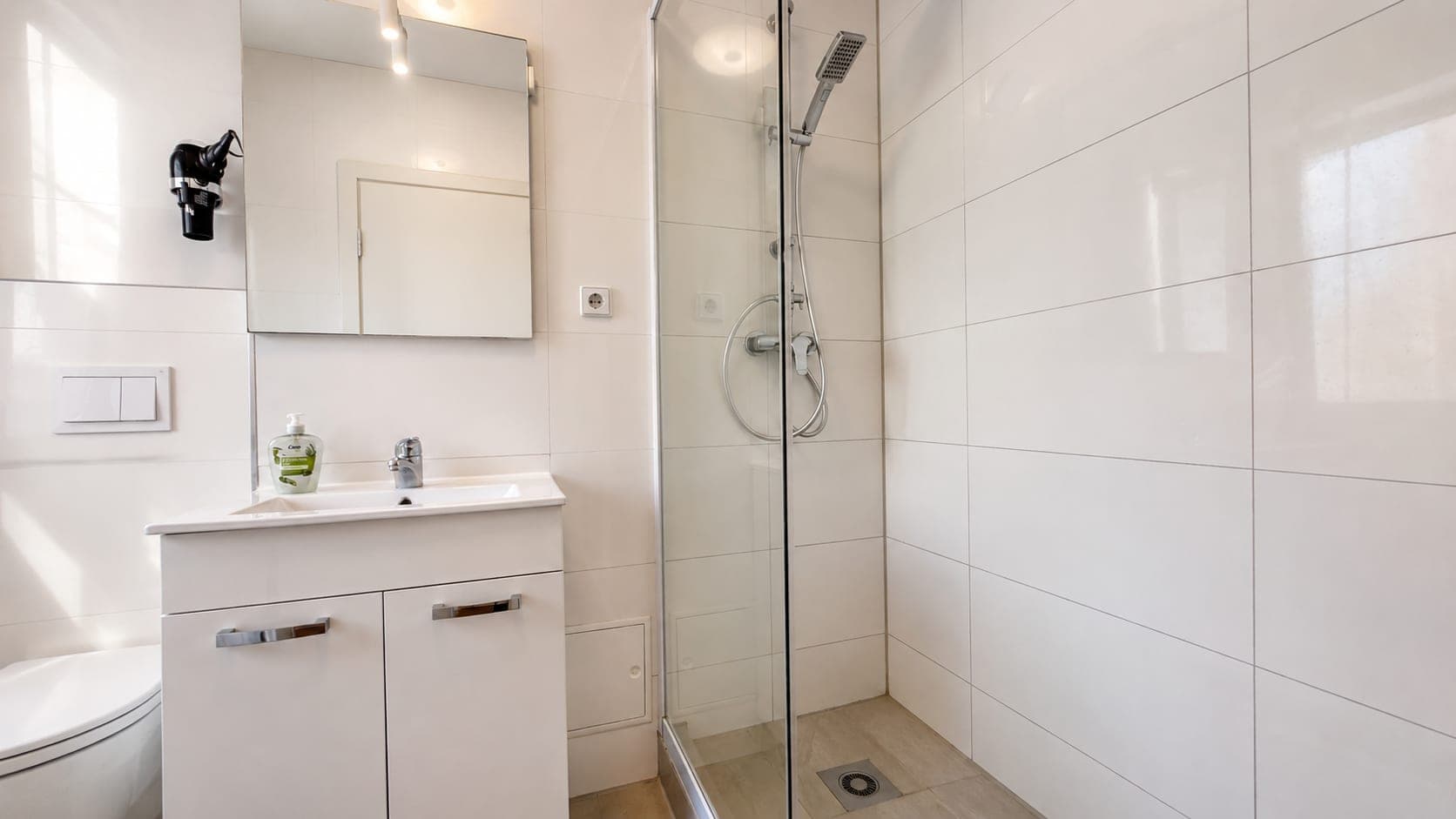 Bathroom in Flat 2022, photograph 3 of 3