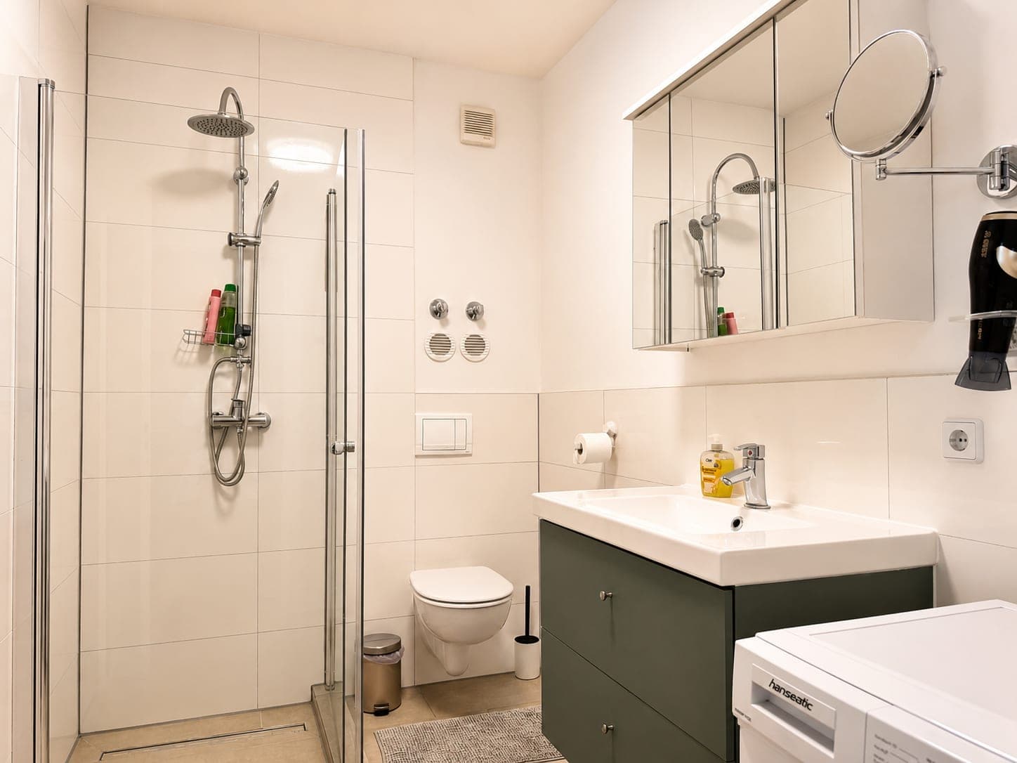Bathroom in Flat 204, photograph 1 of 2