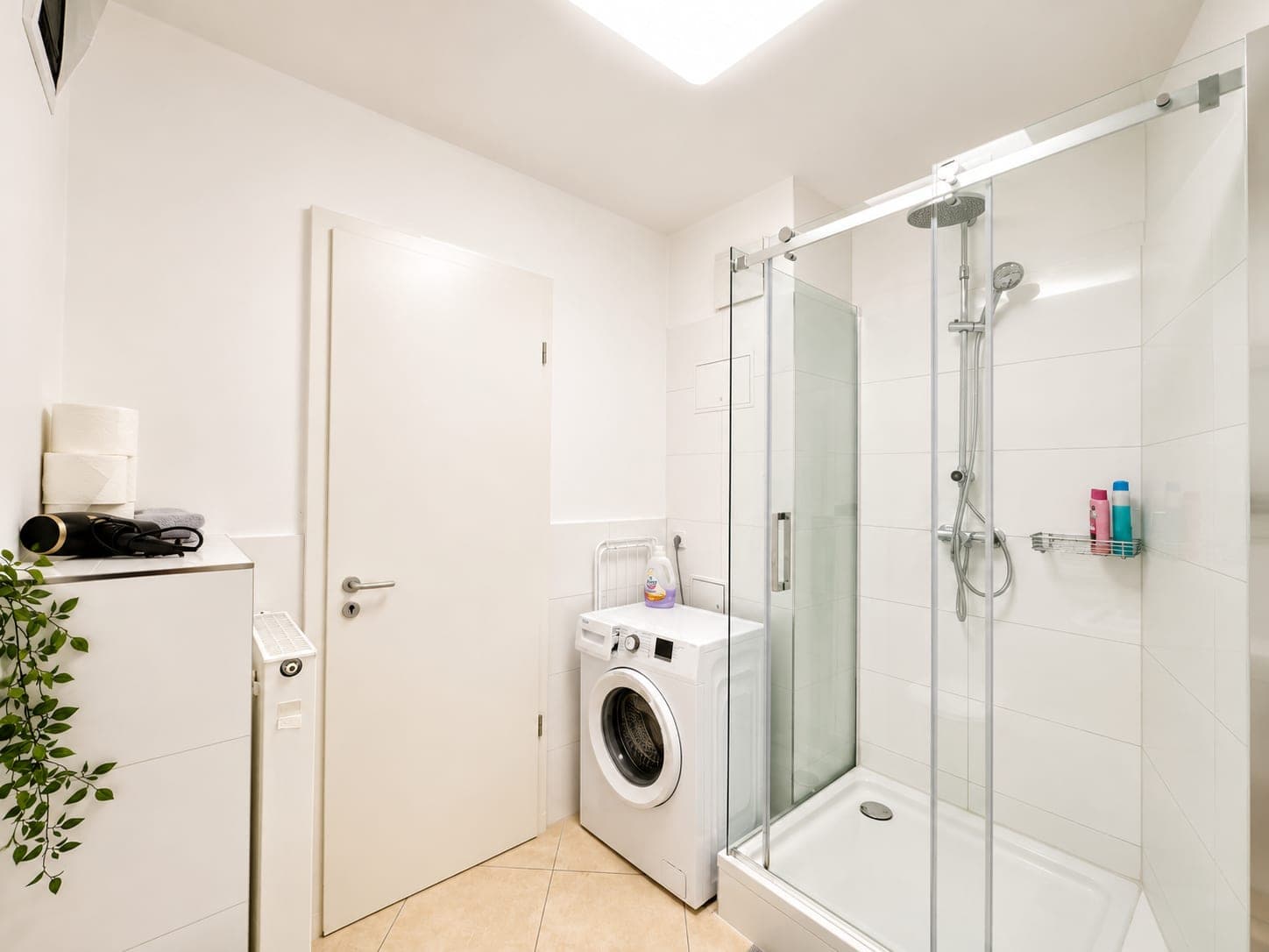 Bathroom in Flat 501, photograph 1 of 2