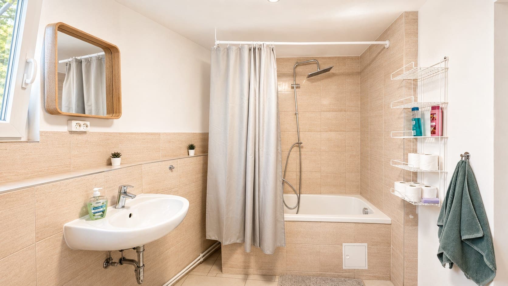 Bathroom in Prenzlauer Remise, photograph 1 of 2