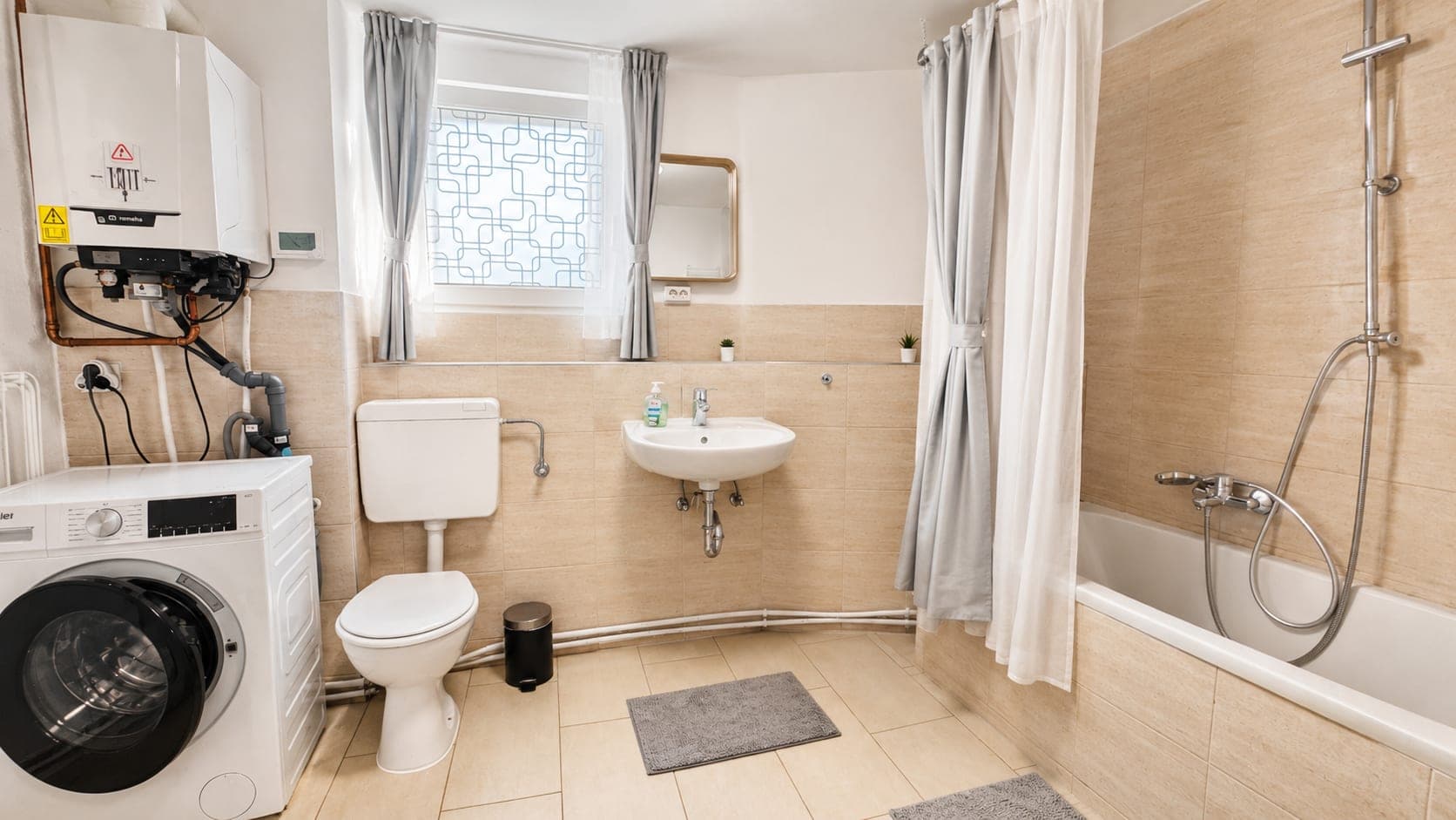 Bathroom in Prenzlauer Remise, photograph 2 of 2