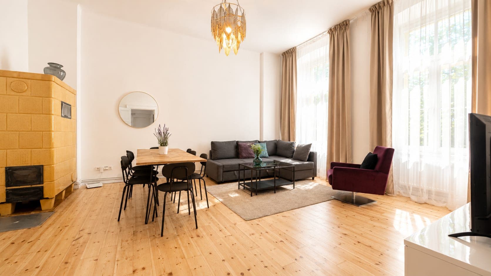 Living room in Flat R3, photograph 3 of 5