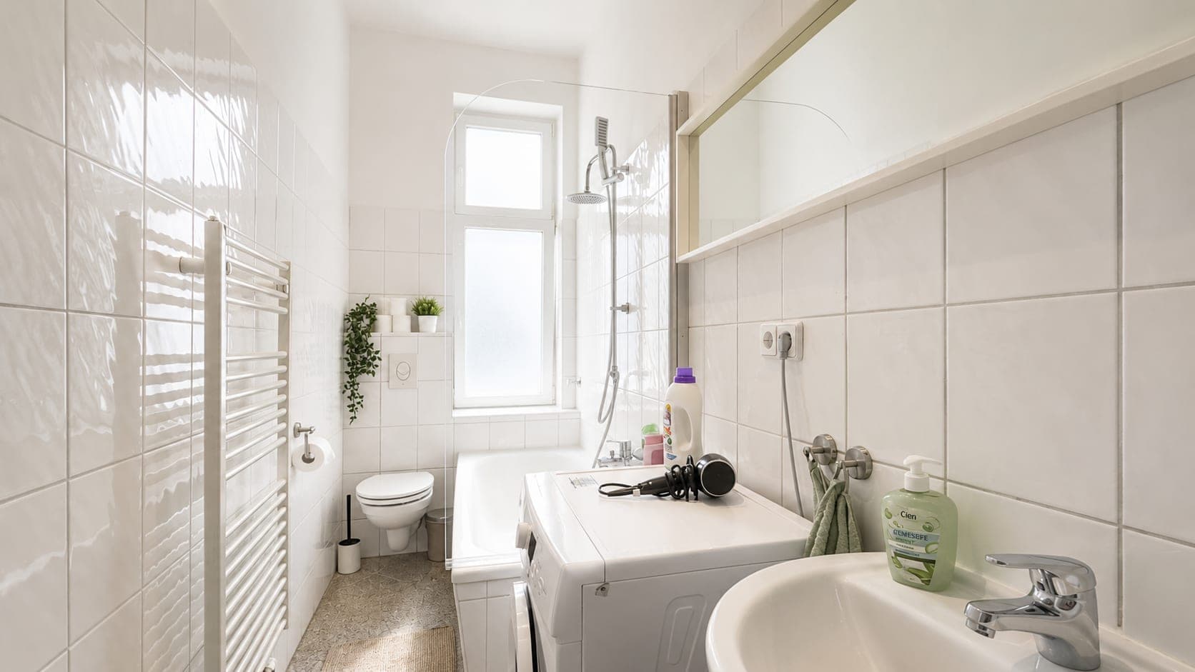 Bathroom in Flat R4, photograph 1 of 2