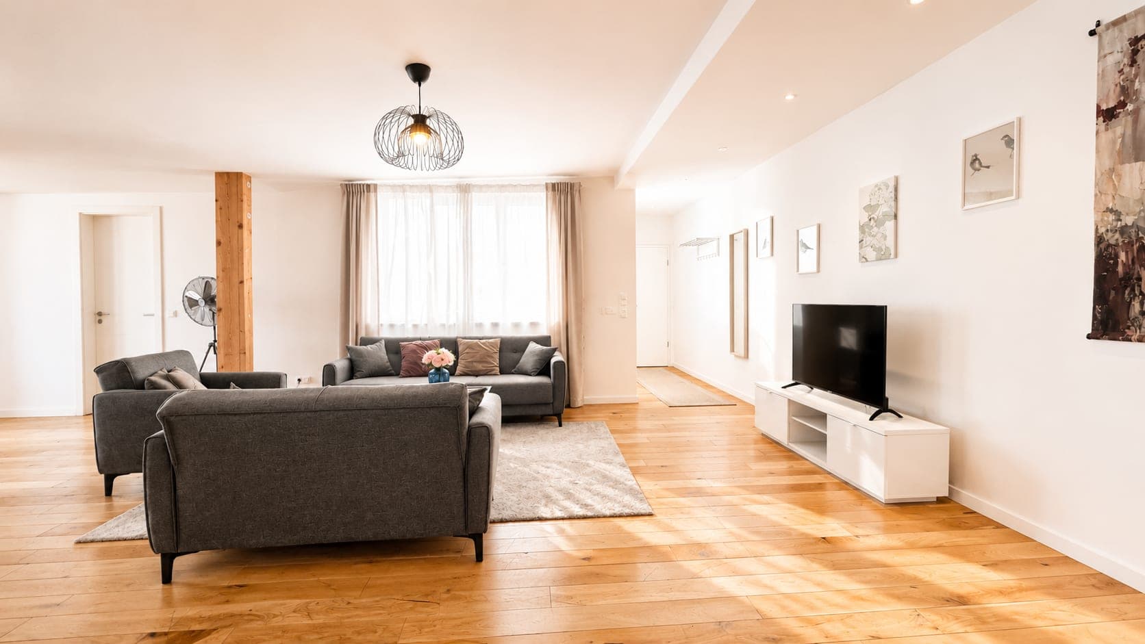 Living room in Flat R5, photograph 2 of 6
