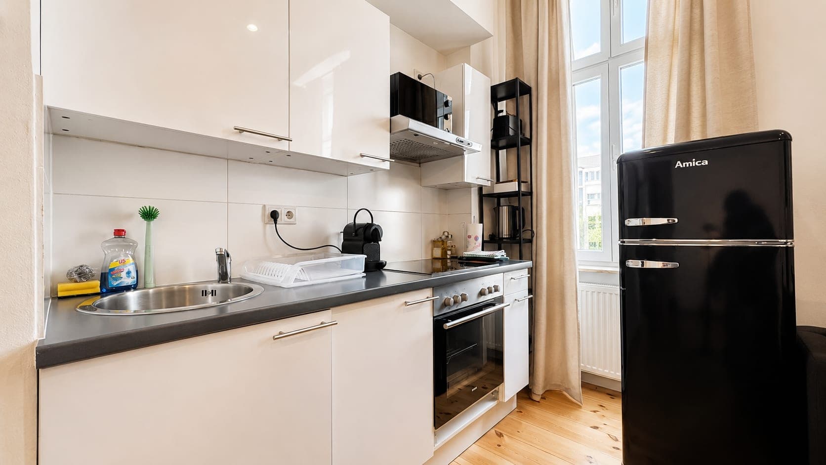 Kitchen in Flat RL, photograph 1 of 2