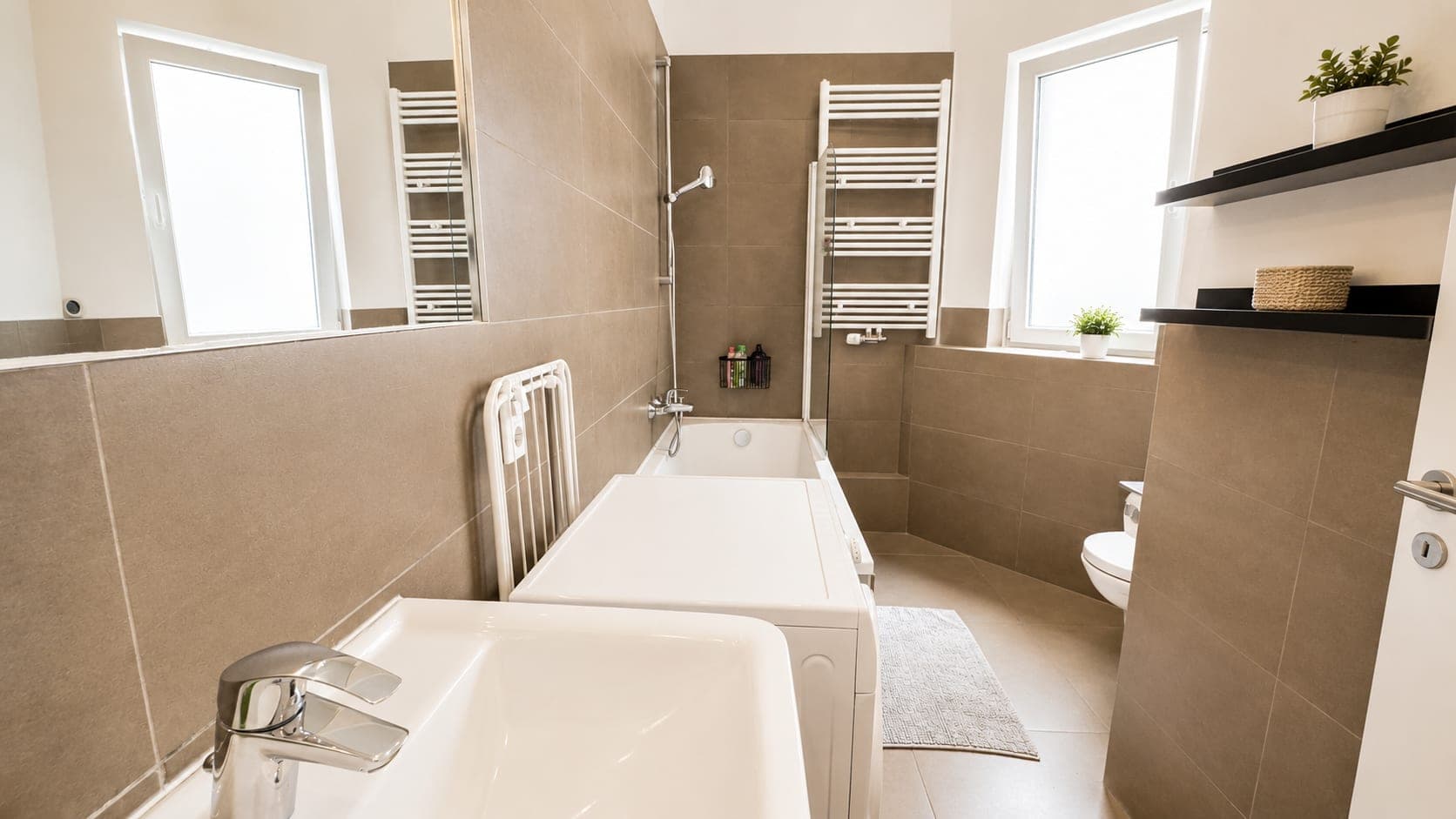 Bathroom in Flat RL, photograph 1 of 3
