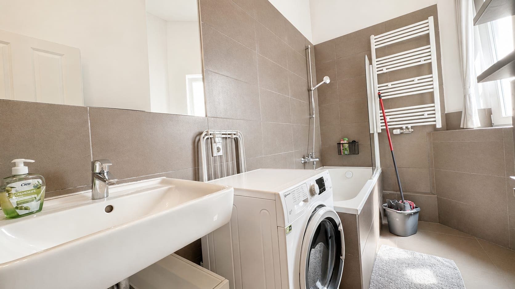 Bathroom in Flat RL, photograph 2 of 3