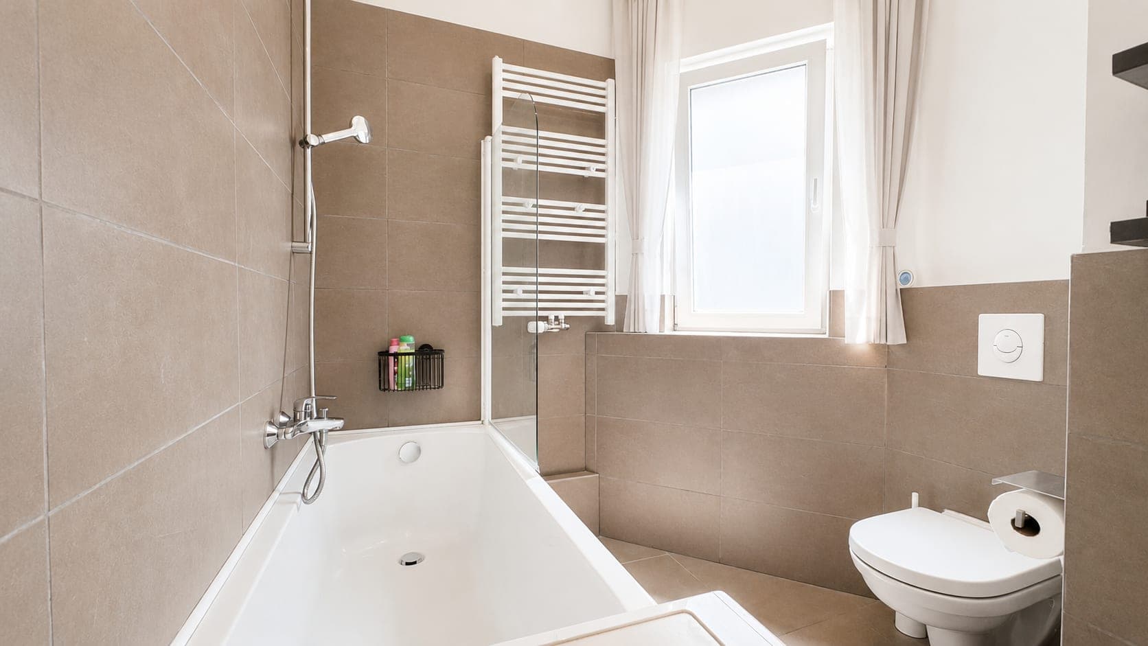 Bathroom in Flat RL, photograph 3 of 3